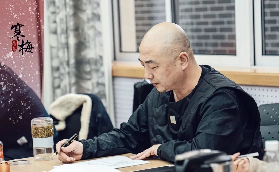 导演韩剑英告诉大家,都市新淮剧《寒梅》的文本与之前《党的女儿》