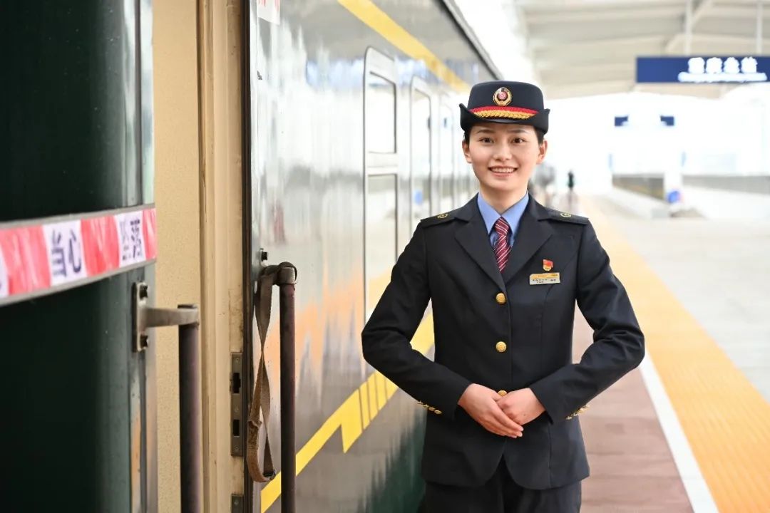 梳理精致她们就是来自客运系统的"小姐姐们"她们是旅途中一道靓丽的