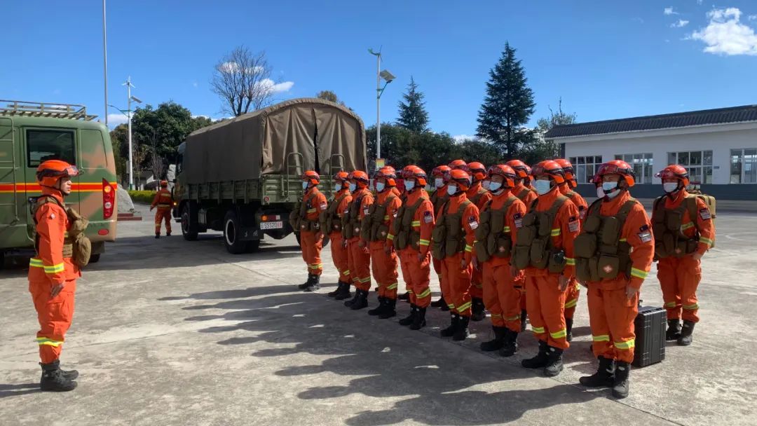 紧贴实战练精兵聚焦使命谋打赢云南省森林消防总队严密组织森林火灾