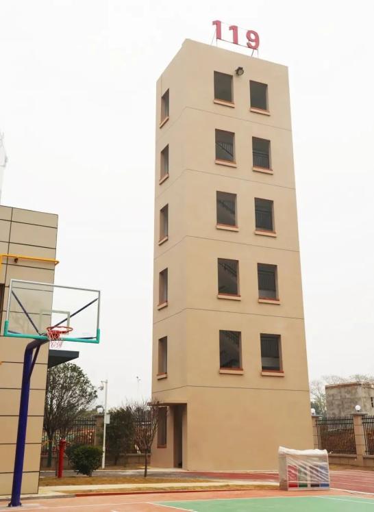 消防救援训练塔主体建筑的外部也配备了6层消防救援训练塔等场外