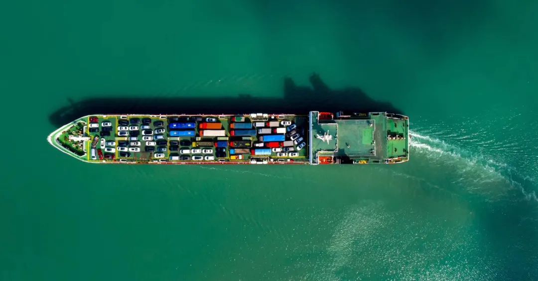 随着他娴熟的车钟,舵令下达,船舶安全而平稳地倒入泊位.