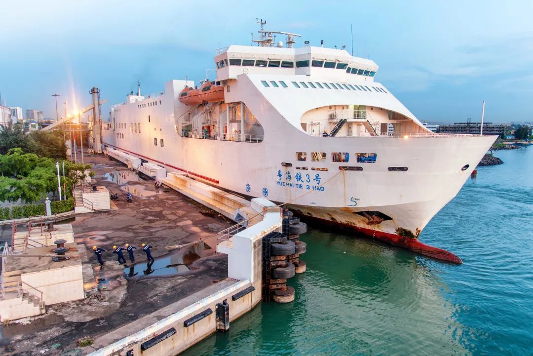 让轮渡航行在大海之上的人儿,究竟是什么样子的?