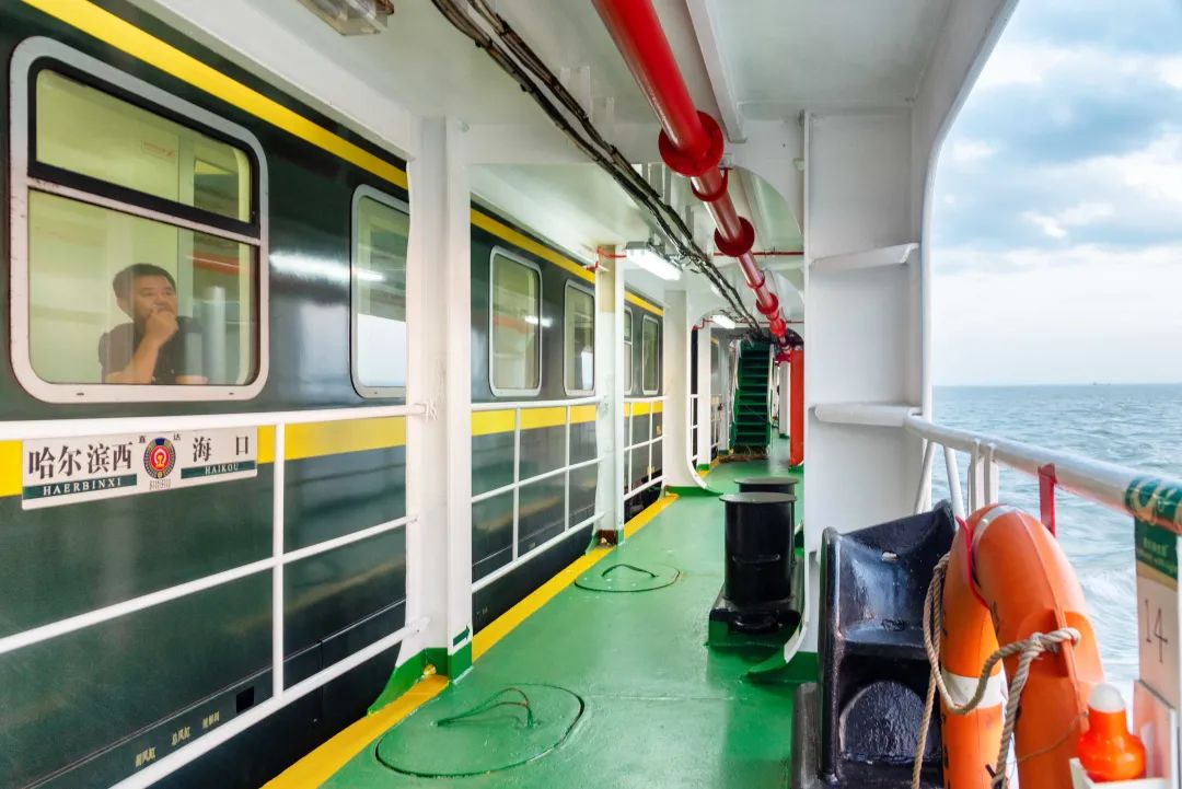 坐在火车上轮渡坐在轮渡上看大海这么酷的经历快来体验一下吧中国铁路