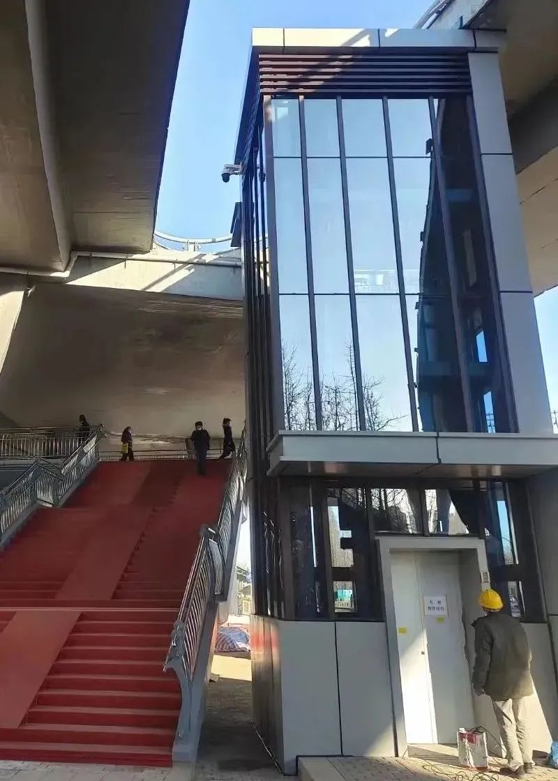 这座人行过街天桥是大连市主城区首座设置室外直梯的人行过街天桥