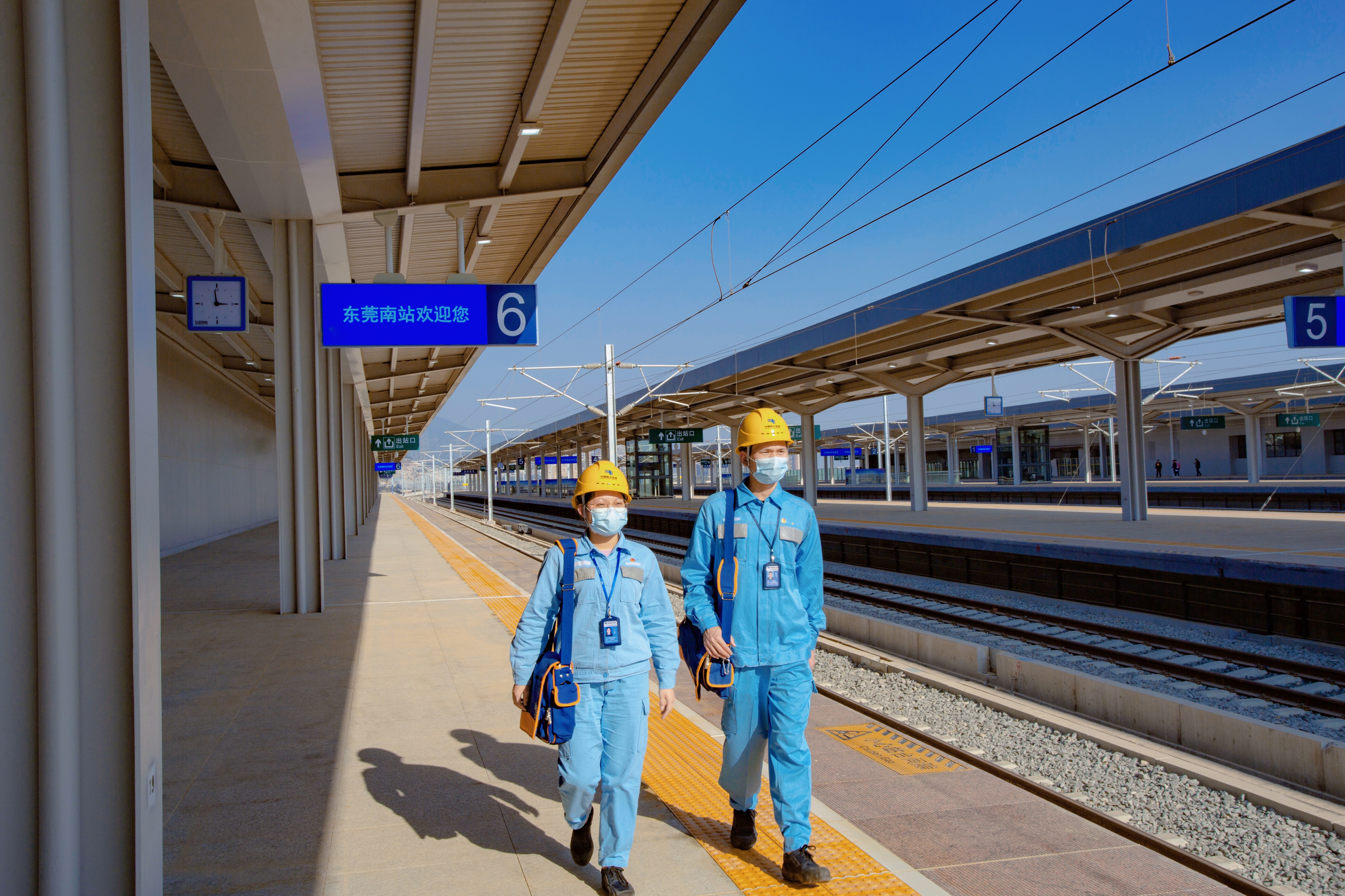 東莞東南區供電局工作人員在贛深高鐵通車前夕來到東莞南站,現場協調