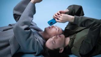 這樣玩手機很危險，但你可能天天都在做