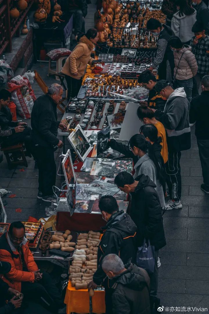 說起英雄山文化市場,生活在濟南的人幾乎沒有不知道的,週末去英雄山