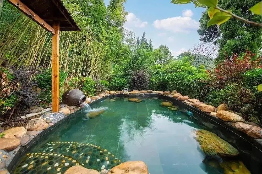 位于安顺经开区马厂村半山之畔的御马温泉,酒店依山而建,俯览群山,瞭