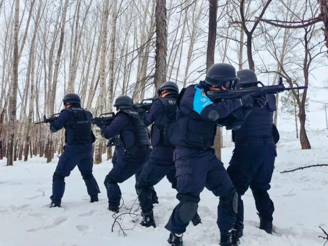 冬季整训寒风凛冽战严寒厉兵秣马练精兵双鸭山公安特警冬训正在进行