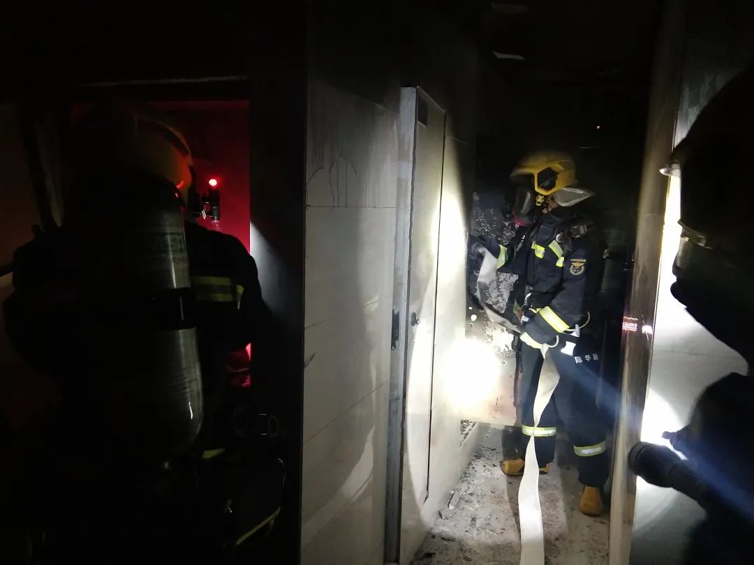 贵阳一小区电梯井发生火灾消防转移疏散100人