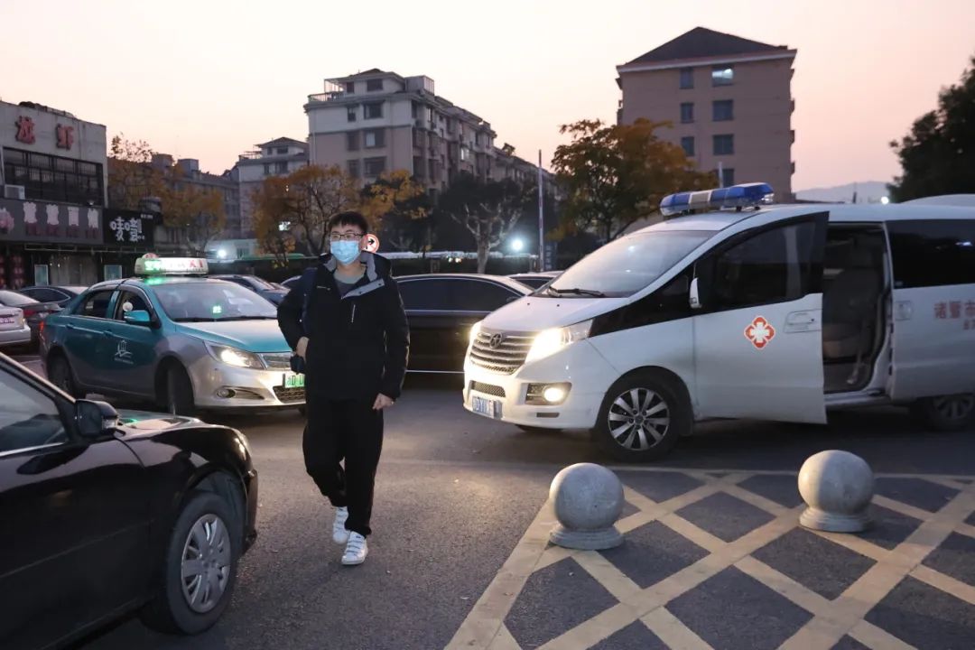 连夜驰援上虞诸暨100名医护人员昨晚,诸暨又有100名医护人员连夜出发!