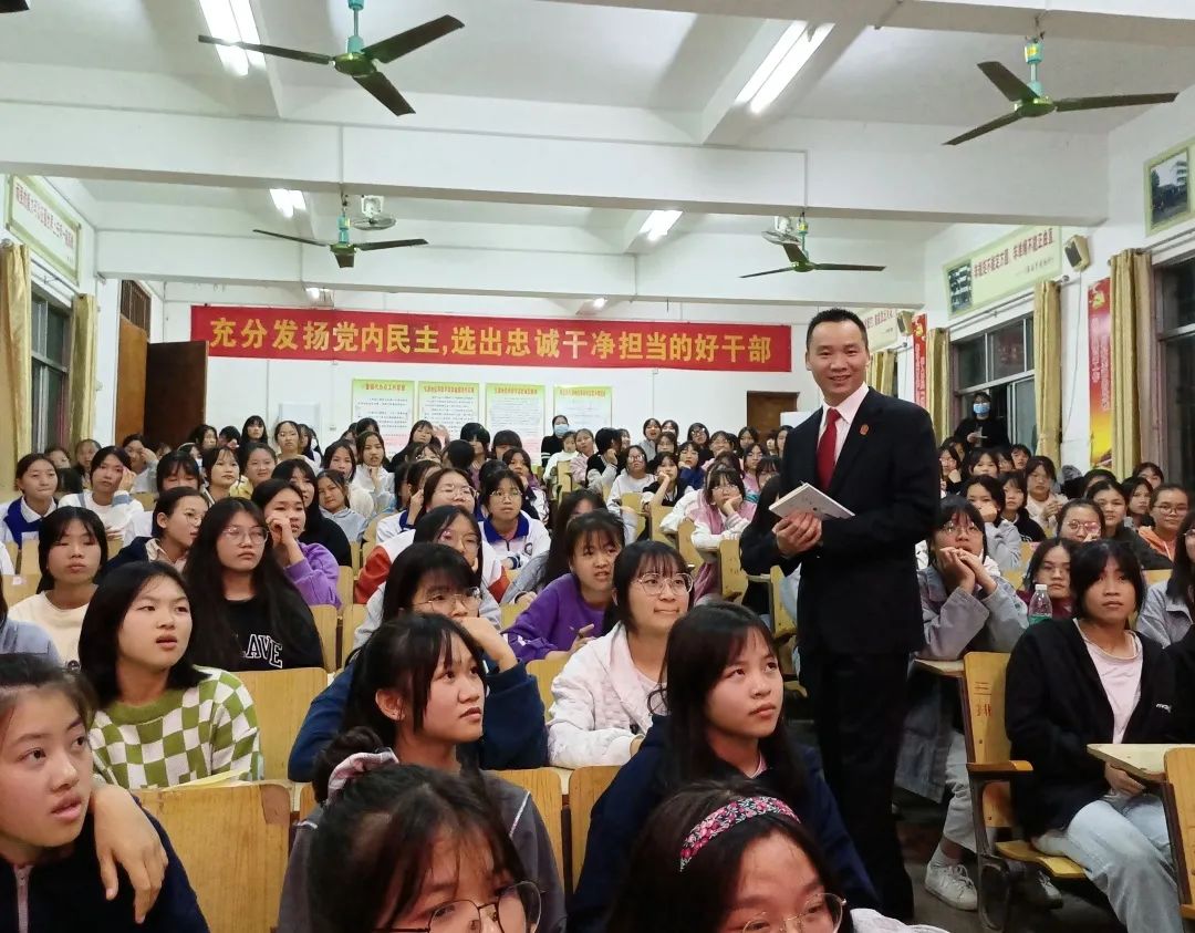 我为群众办实事 | 小董法庭到小董中学开展法治宣传教育活动