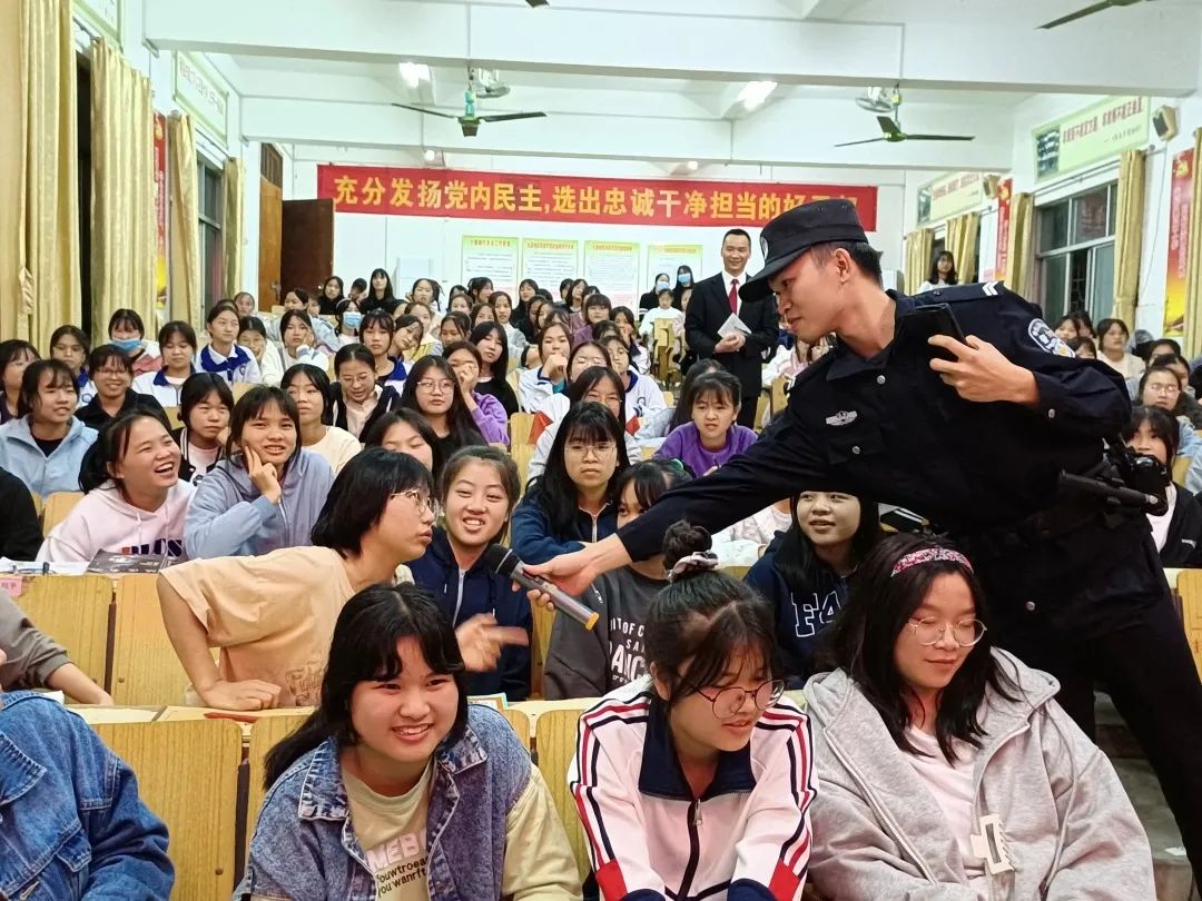 我为群众办实事小董法庭到小董中学开展法治宣传教育活动