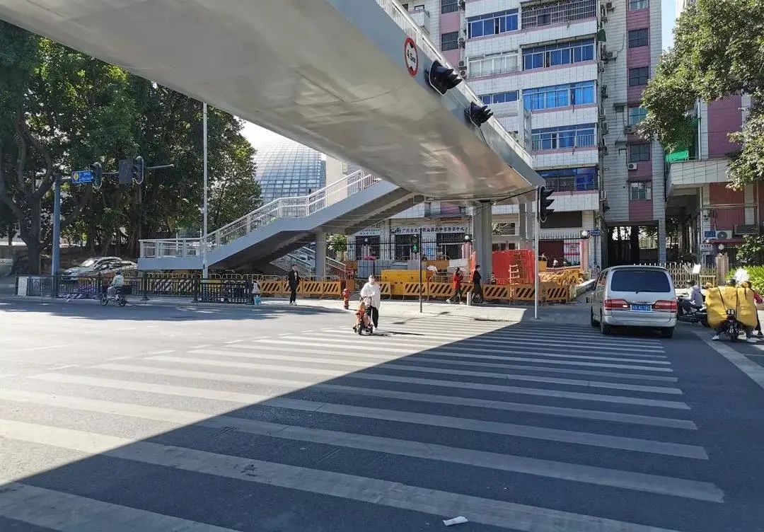 廣州大道上新建的人行天橋廣州大道北作為城市重要的南北主幹道,存在