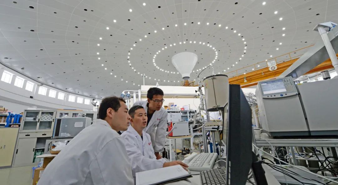 中国科学技术大学科研人员正在国家同步辐射实验室利用质谱测量未知