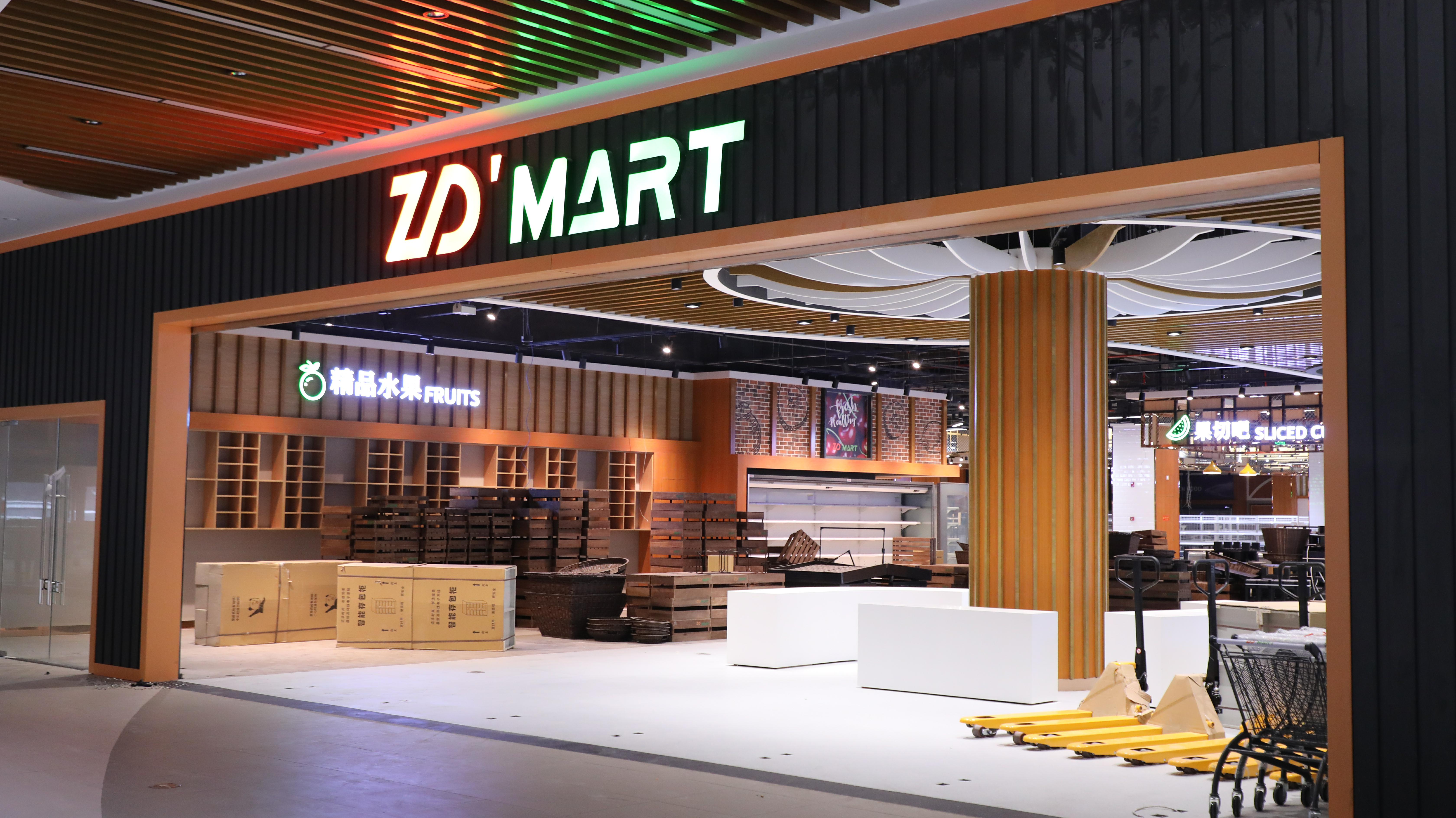 西部进出口商品展示交易中心内正在备货中的进口超市