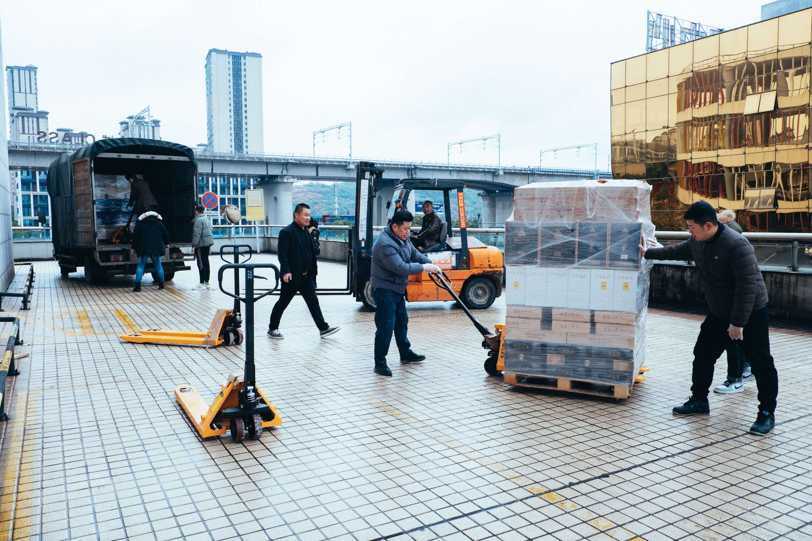 货物6969据了解,西部进出口商品展示交易中心是贵阳市政府重点