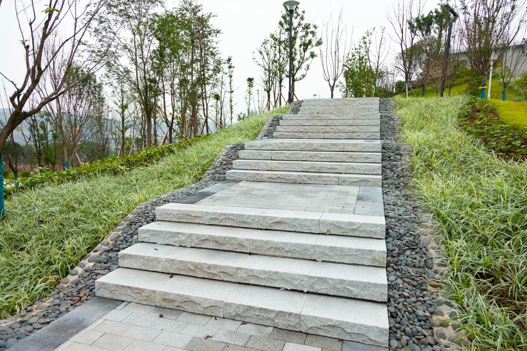 环山也清晰可见石坪体育公园(一期)并不大但为周边的市民