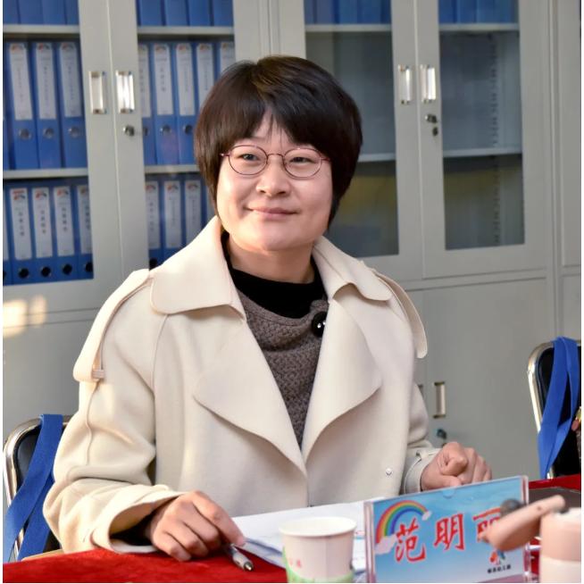 评估验收组一同观看了献县幼儿园的专题片,并听取了园长韦金玲的汇报.