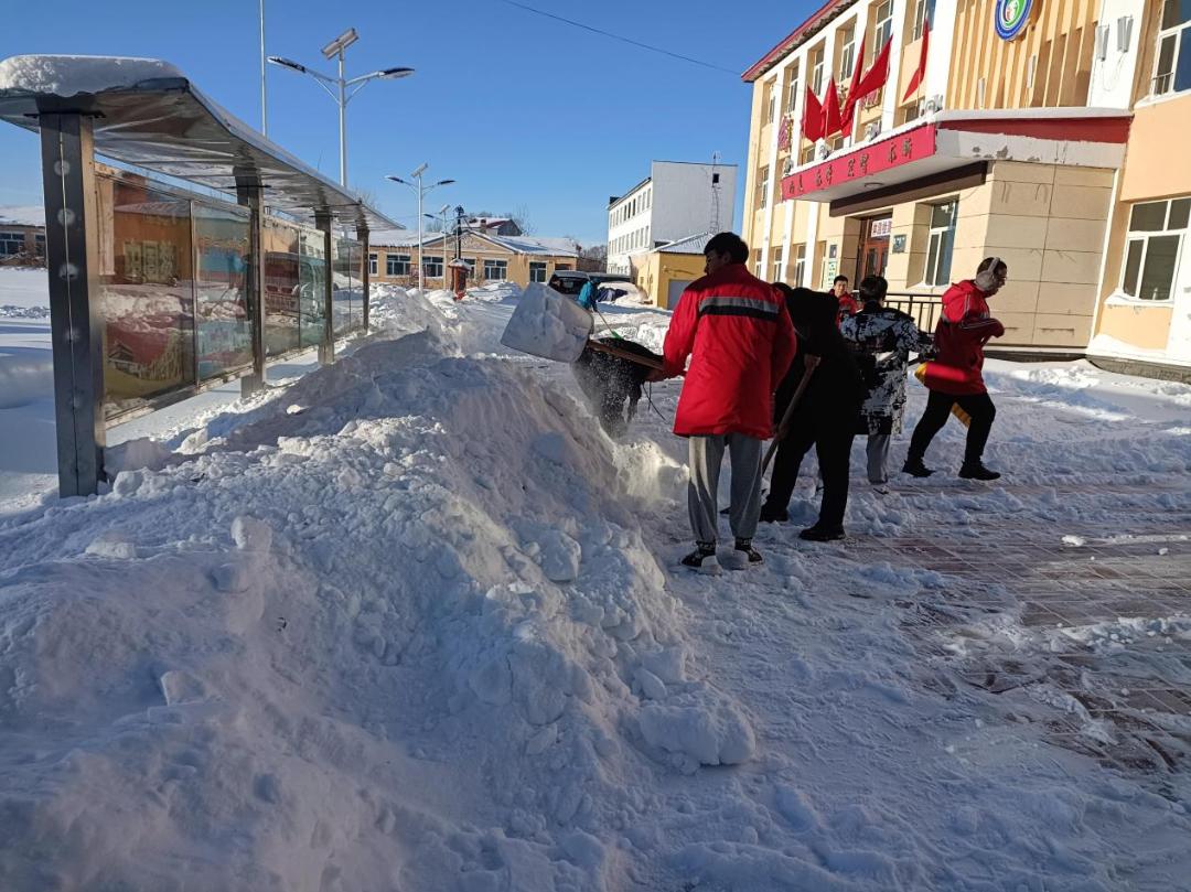 新时代文明实践风雪弥漫处清雪暖校园乌苏镇赫哲族学校开展清雪活动