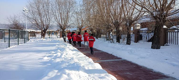 新时代文明实践风雪弥漫处清雪暖校园乌苏镇赫哲族学校开展清雪活动