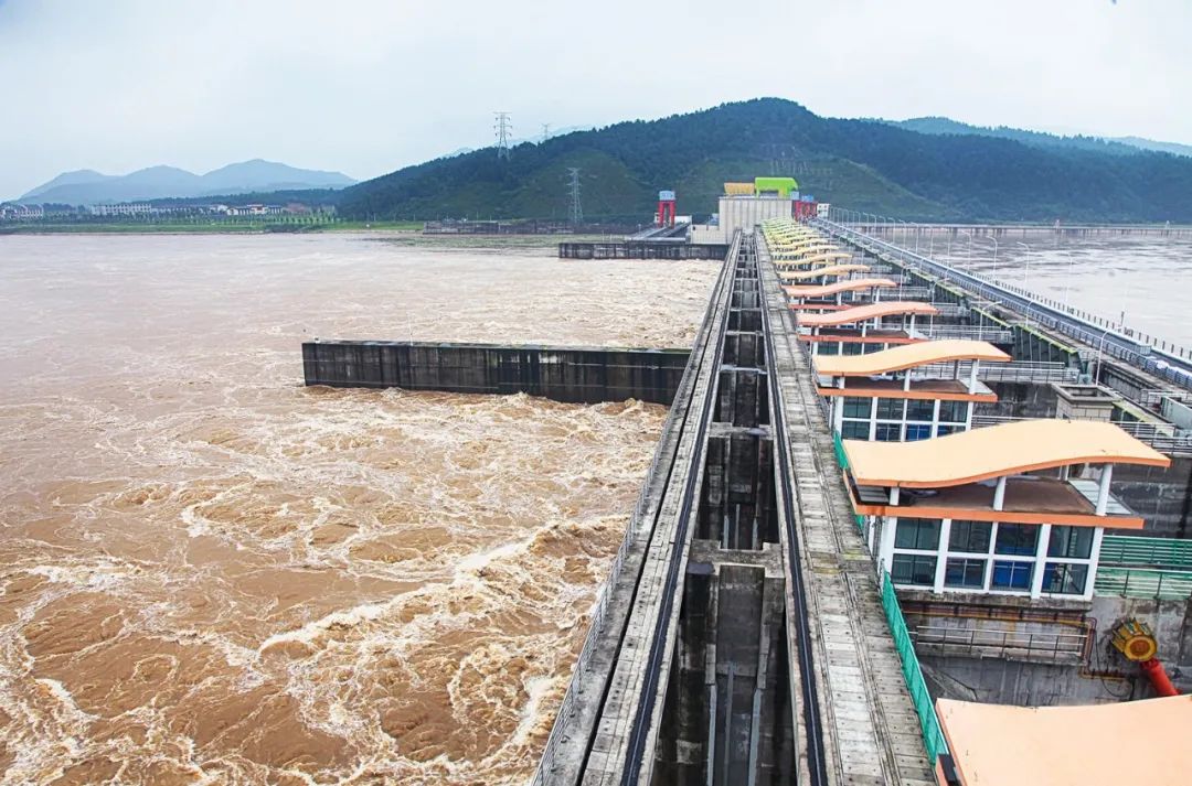 工程主要由拦河坝,泄水建筑物,发电引水系统,电站厂房,船闸,灌溉引