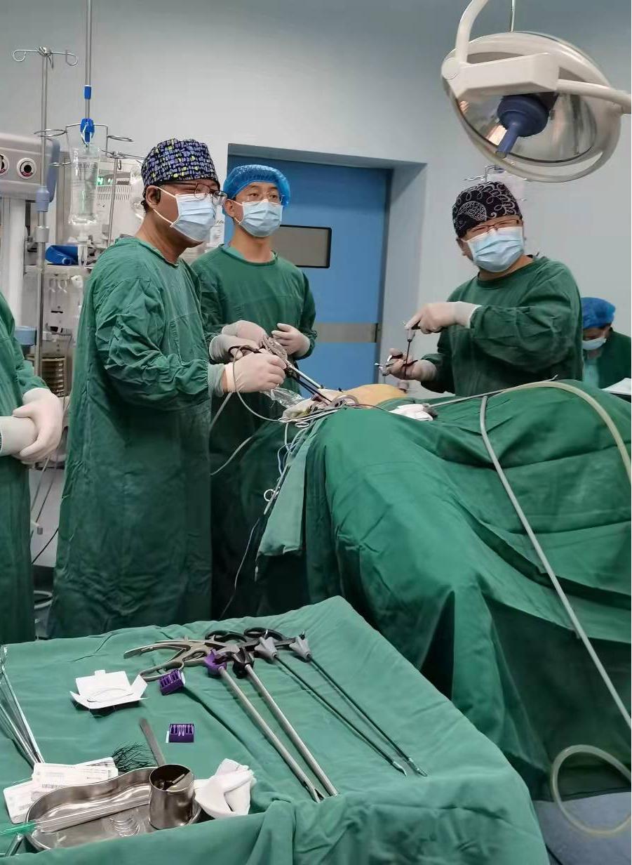 我院胃肠外科主任李兰生副主任医师张强团队完成全市首例腹腔镜低位直