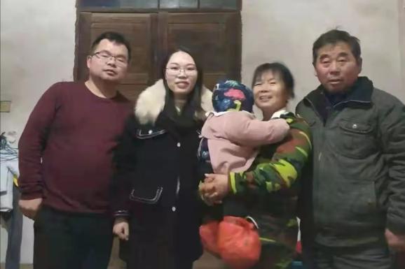 江西宜春丰城市丽村镇漆家村的漆辉平和陈安燕夫妇,是当地的名人.