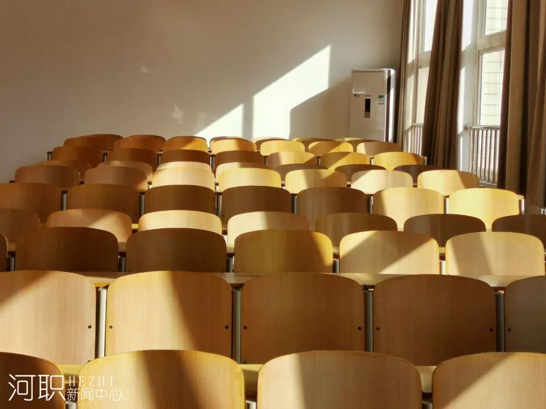 让人心底温暖又充满力量像是生活的碎片温和的光影撒向宽敞的教室透过