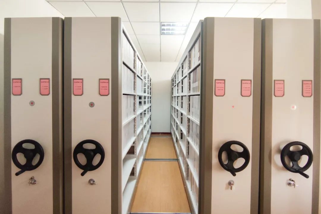 选定"35 15"共50平方米相邻2间干燥通风办公室作为党员档案存档室和阅