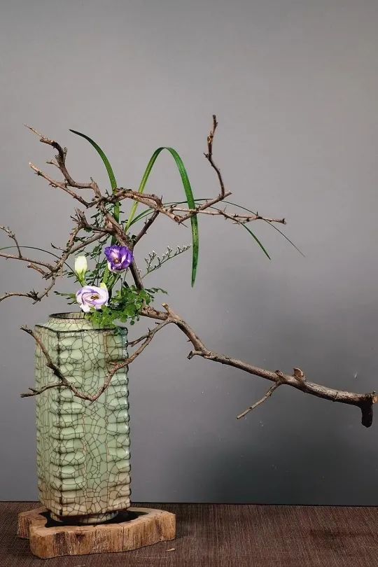 枝条成了插花的主角这时的花草反而成了陪衬方寸之间尽显禅意投入器皿