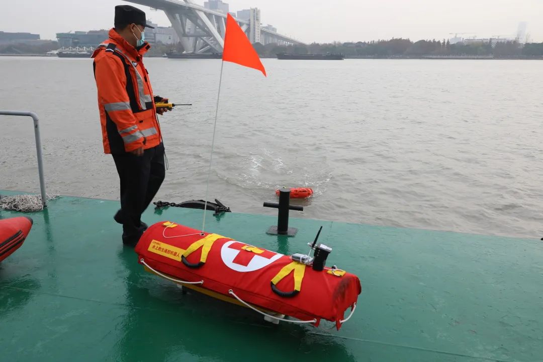 杨浦,徐浦等重点水域陆续投放使用,同时继续研发相关的水上救援设备
