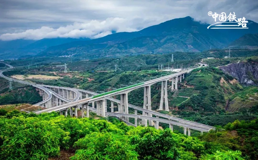 航拍!跨国铁路最新美图来了!