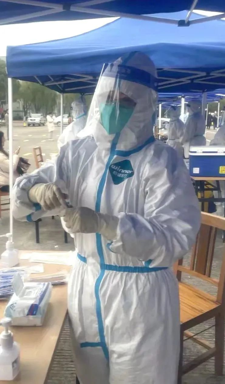 宁波大学附属医院支部副主委金海英,支部委员吴琛琛和党员刘平,紧急