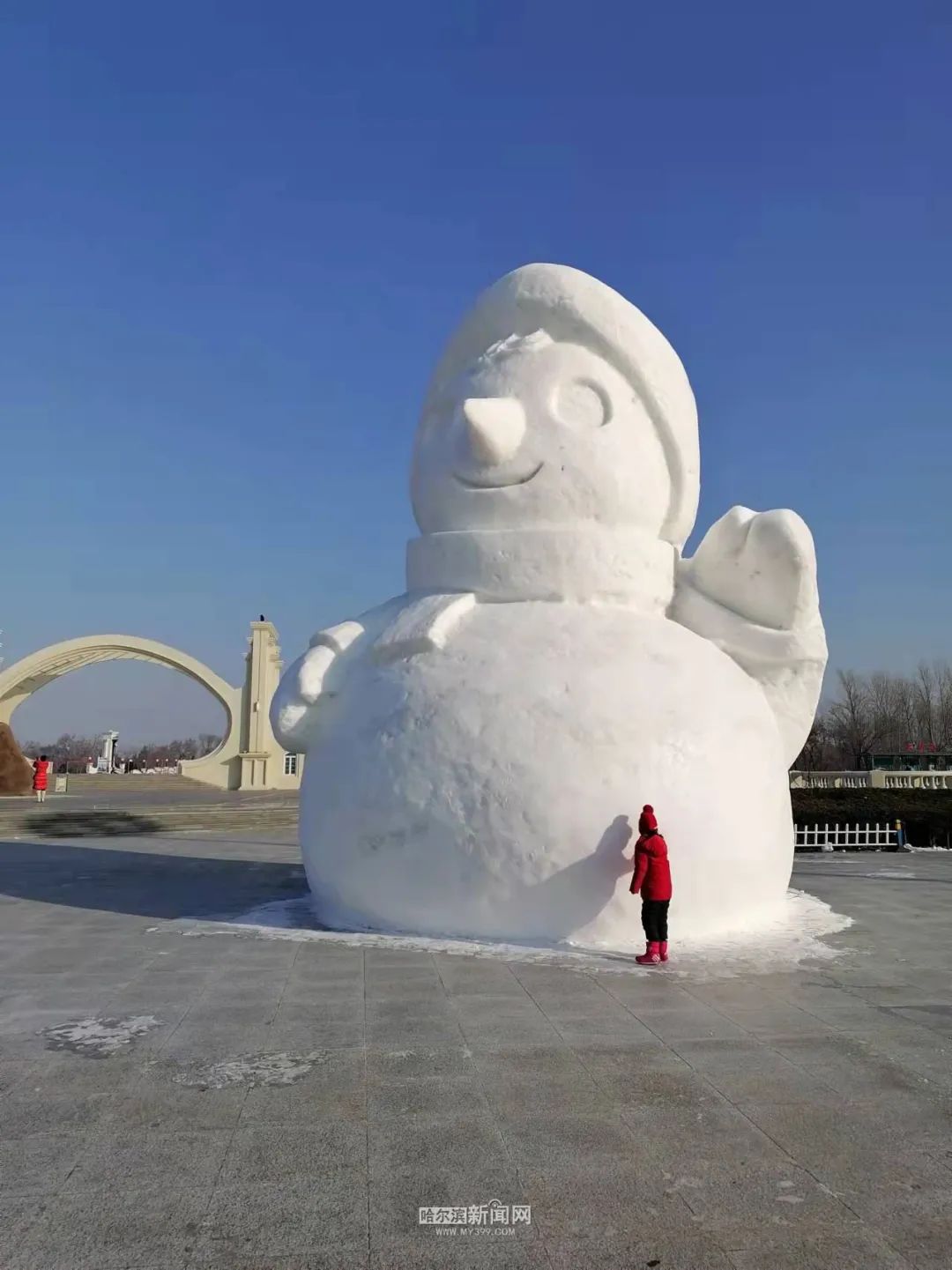 中央大街冰雕开建,今年冰里还有鱼吗?|太阳岛雪雕亮相,抢鲜看!