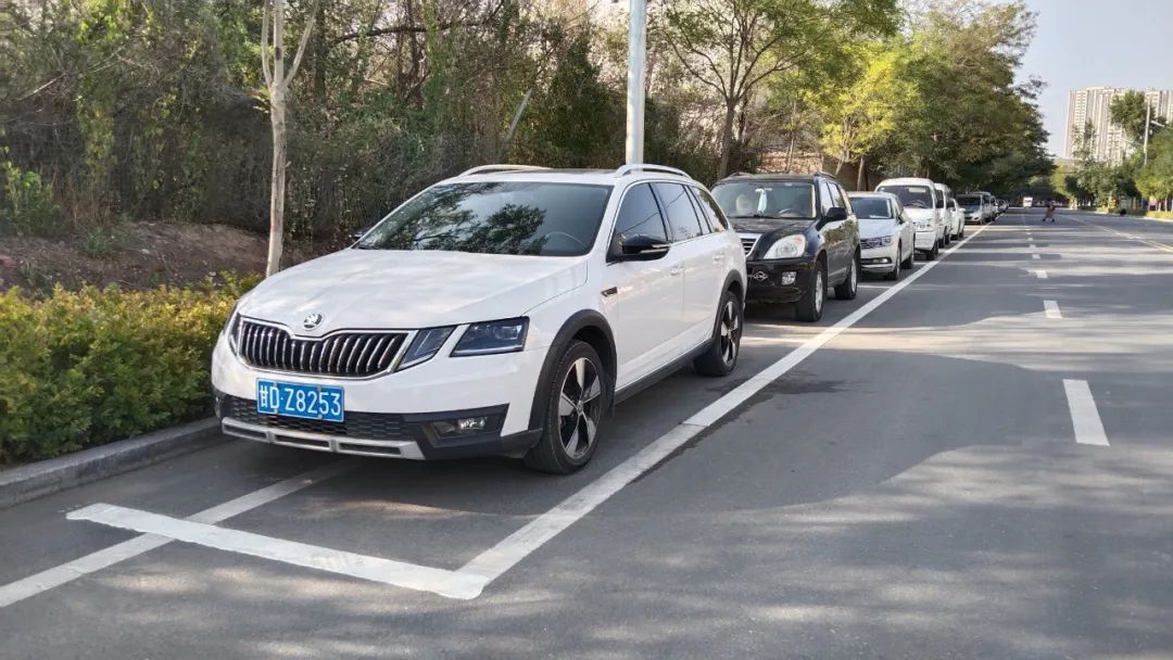 路内停车泊位是指在城市道路内施划的机动车临时停放场地,在整治过程