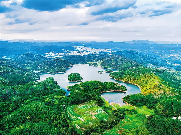 琼中百花岭水库. 李幸璜 摄