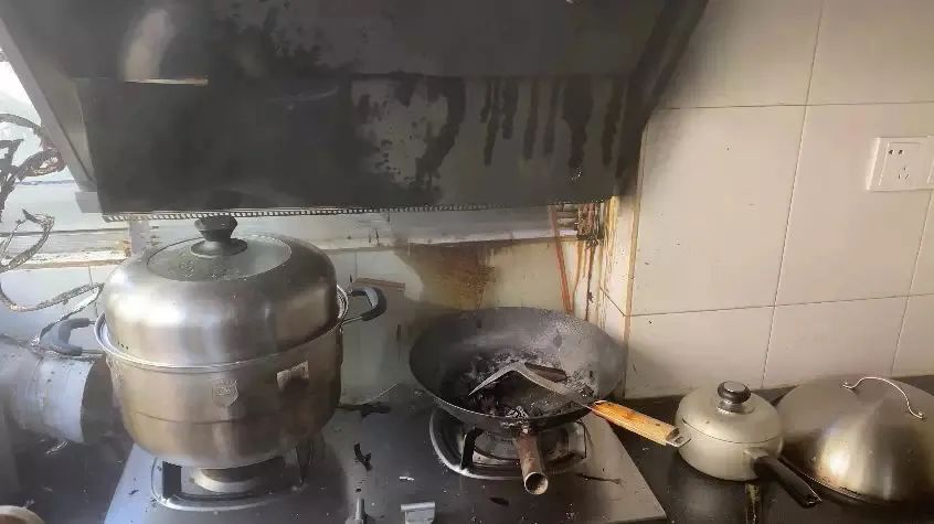 科普延伸厨房用火不离人用完燃气关阀门一旦发生油锅起火事故我们应当