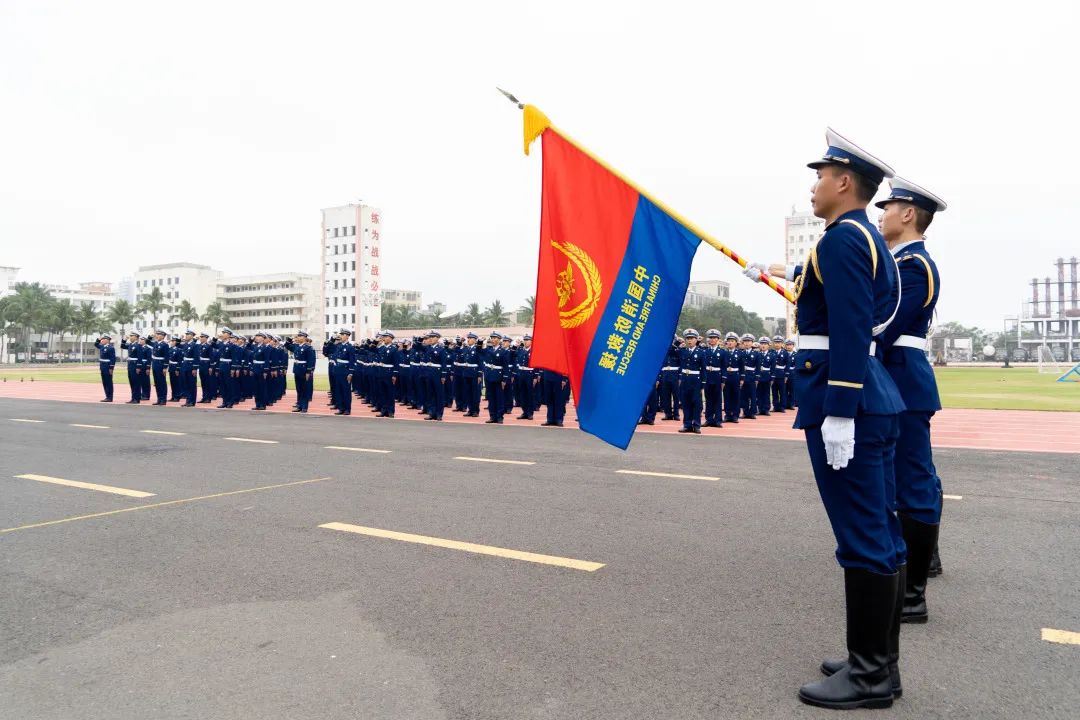 员被正式授予消防救援衔,并集体面向中国消防救援队队旗敬礼并庄严
