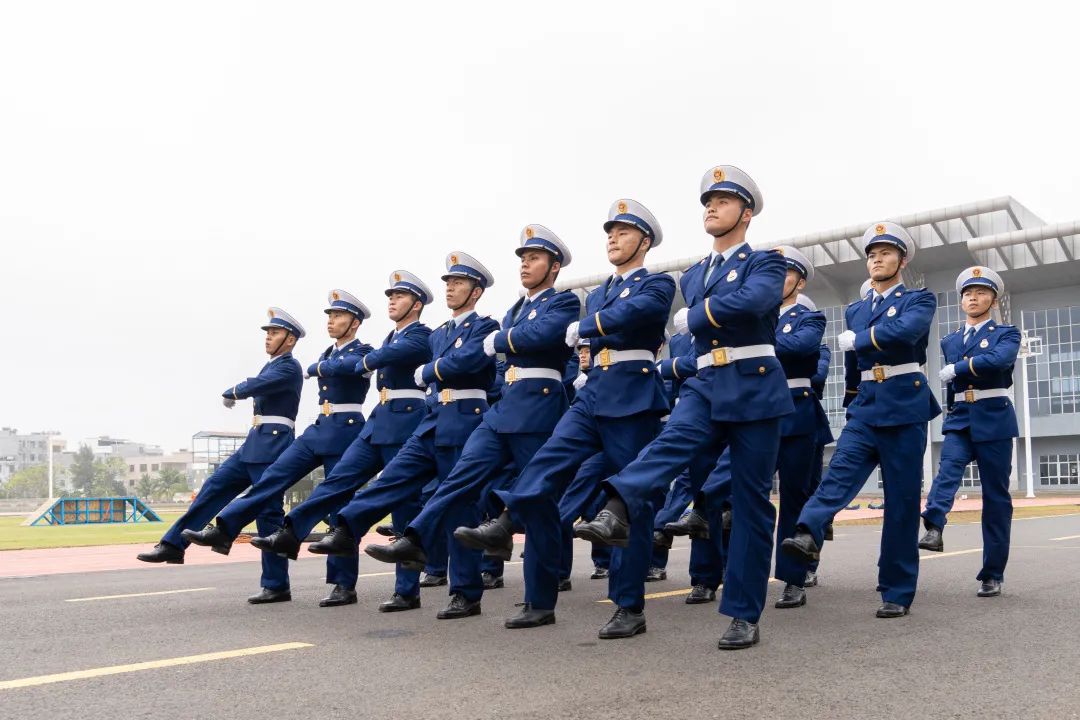 队旗庄严宣誓全体2020年新入职消防员面对中国消防救援队队旗敬礼