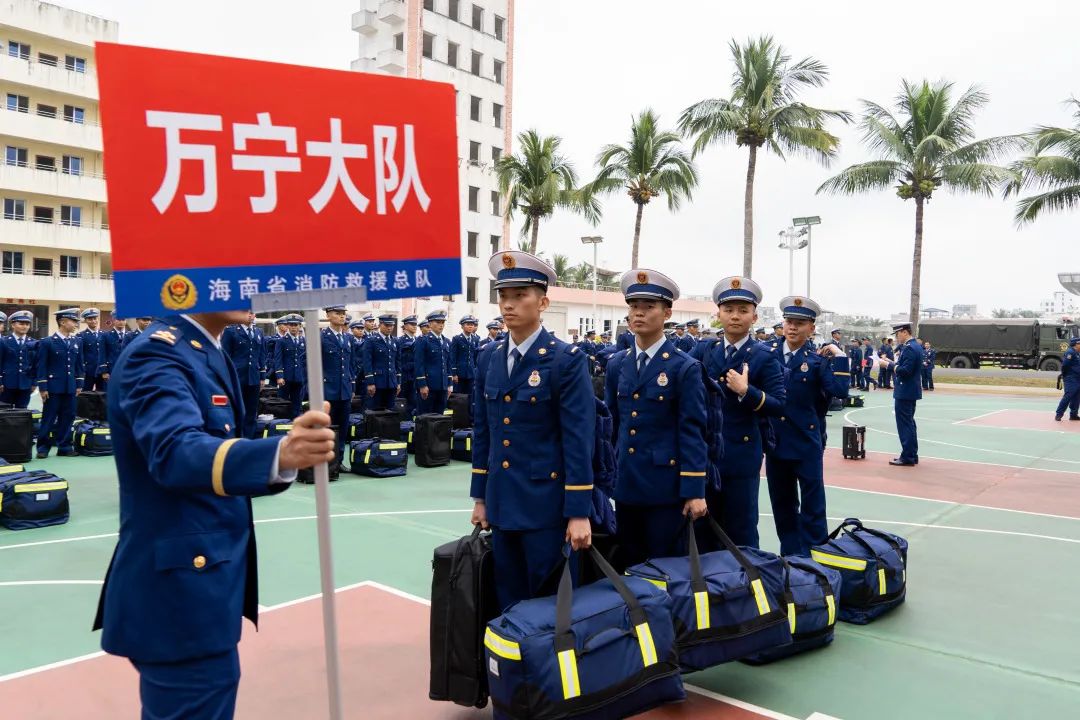 今天我们授衔了海南省110名新消防员集体授衔