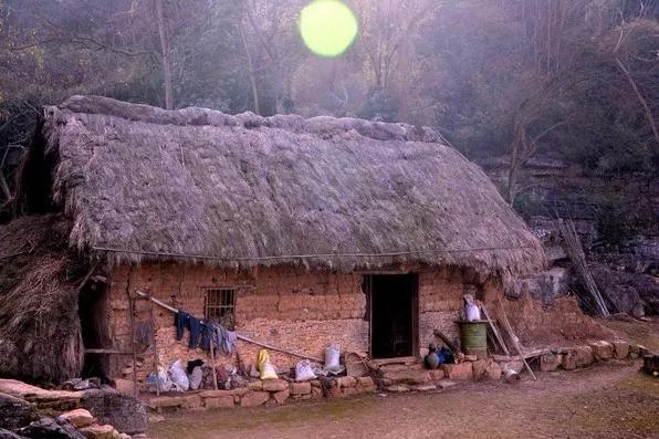 3间不大的草房便是我出生和生长的家,母亲生了我们6姊妹,一家8口人在