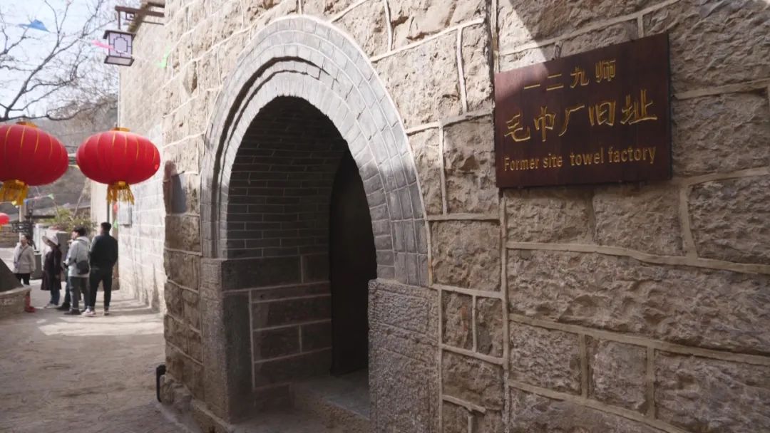 顺着陈列馆门前的村中小道一路前行,有古炮楼,枪零件厂,枪支组装厂