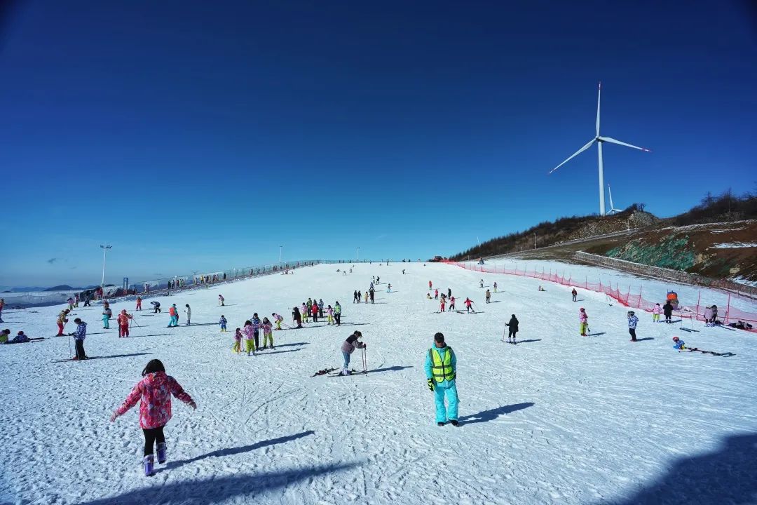 五峰国际滑雪场是一个集滑雪,观光,餐饮,接待,会议,住宿于一体的综合