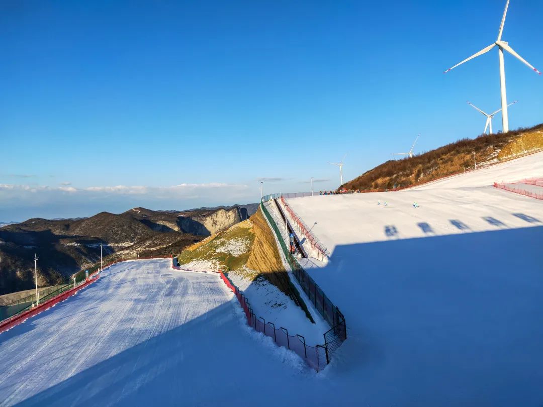 五峰国际滑雪场提供陈亮 摄滑雪