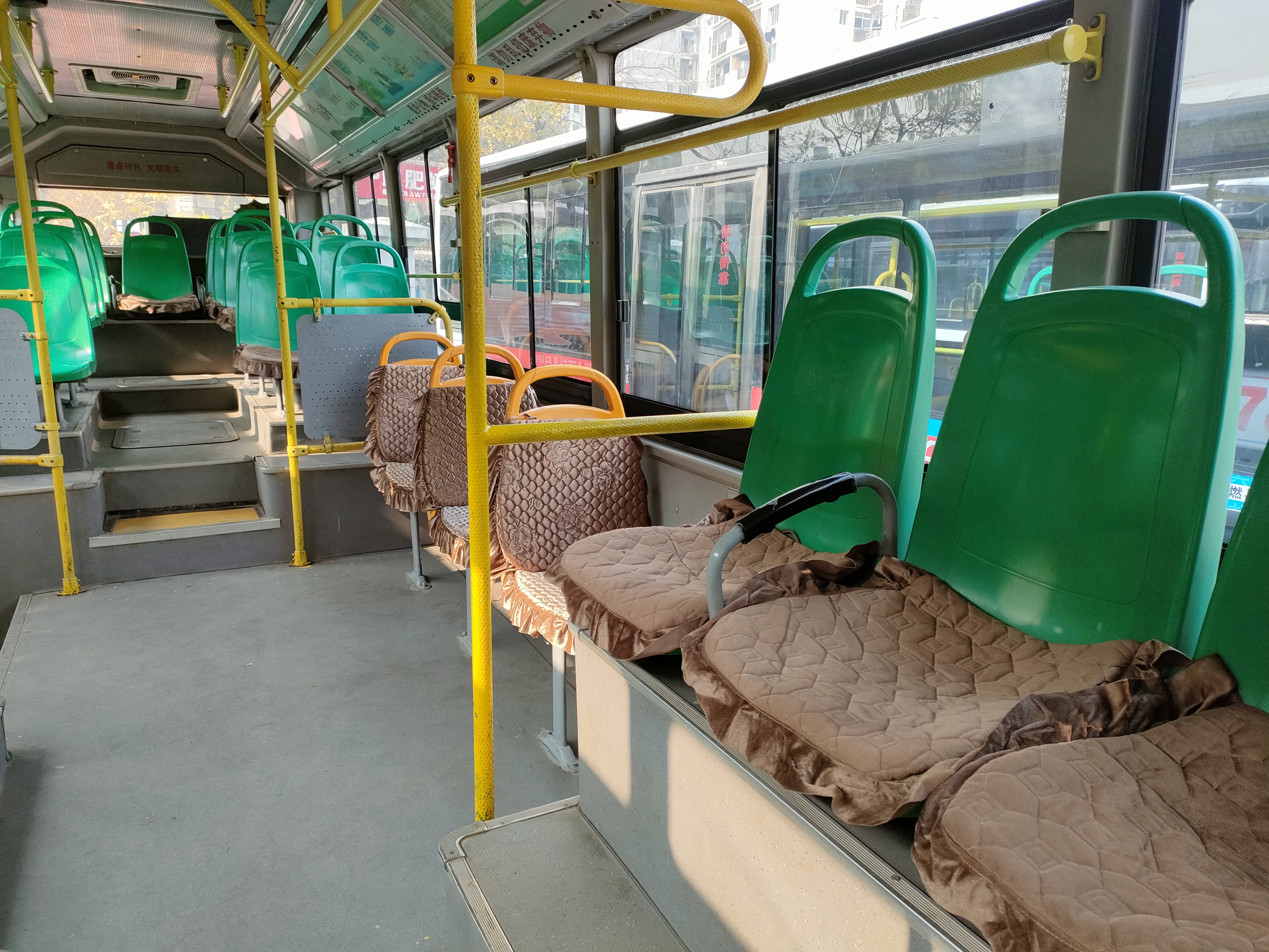 武汉这位公交司机为座椅配坐垫 乘客感觉好温暖