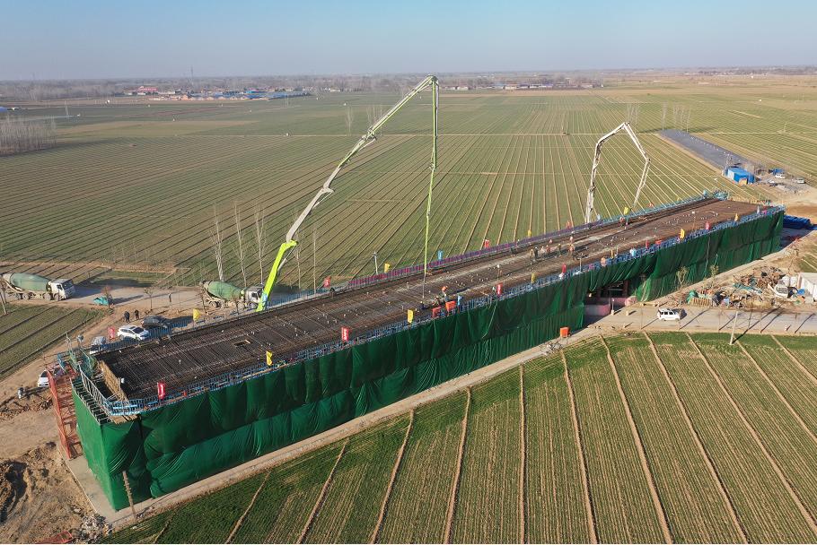 12月18日,由中铁上海局承建的郑济铁路濮阳至省界段——清丰特大桥653