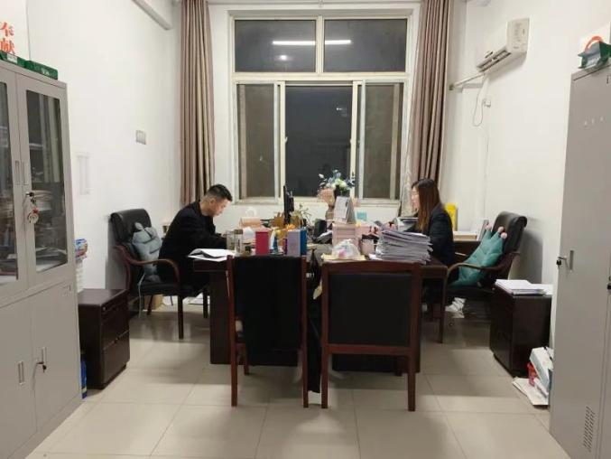 随手推开办公室,映入眼帘有埋头研究卷宗的刑庭干警,有字斟句酌,聚精