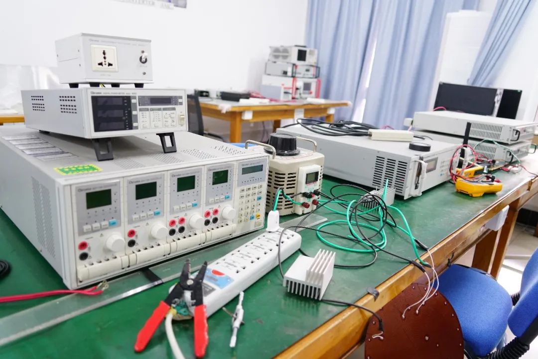 中国教育报大篇报道我校电子科学与技术专业的自强之路