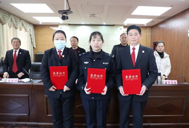 者合影杨永安主任在会上对新野法院今年调研工作取得的成绩表示肯定
